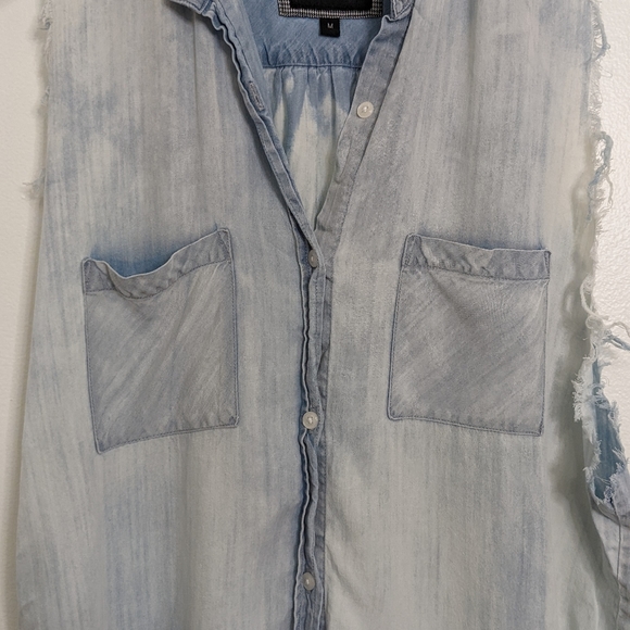 Rails Women's Top Medium Tencel Blue Faded Denim Look Button Up Sleeveless - Picture 5 of 8